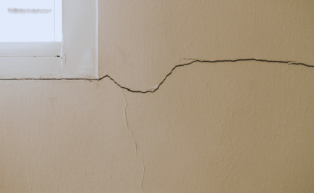 crack in bedroom wall foundation